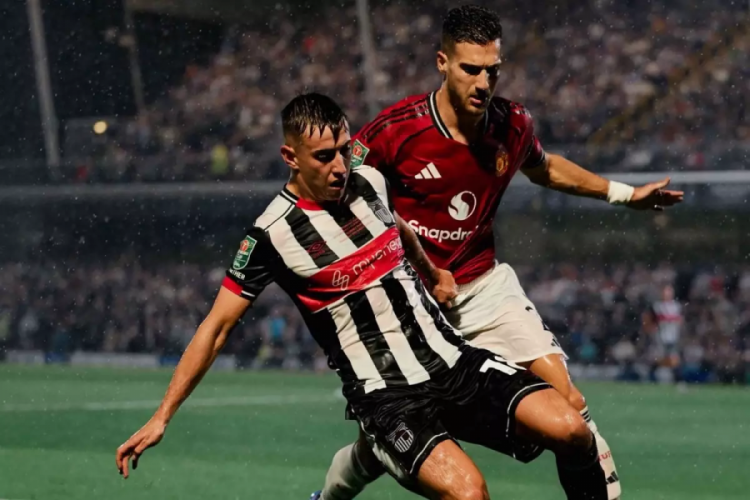 Manchester United, kupada 4. lig takımı Grimsby Town'a elendi