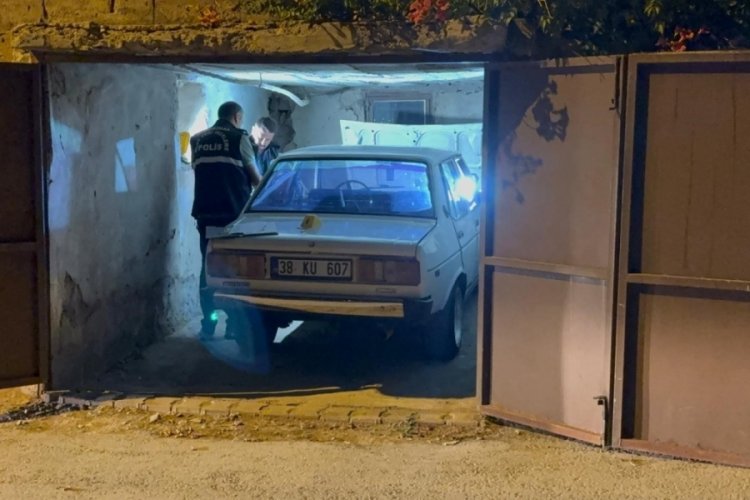 Çaldıkları otomobille kaza yapıp, bir evin garajına park ettiler