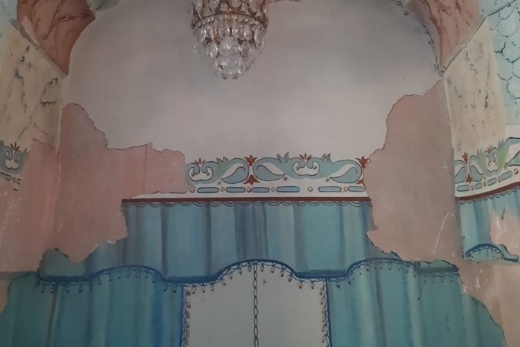 Bursa'da tarihi cami dökülüyor!