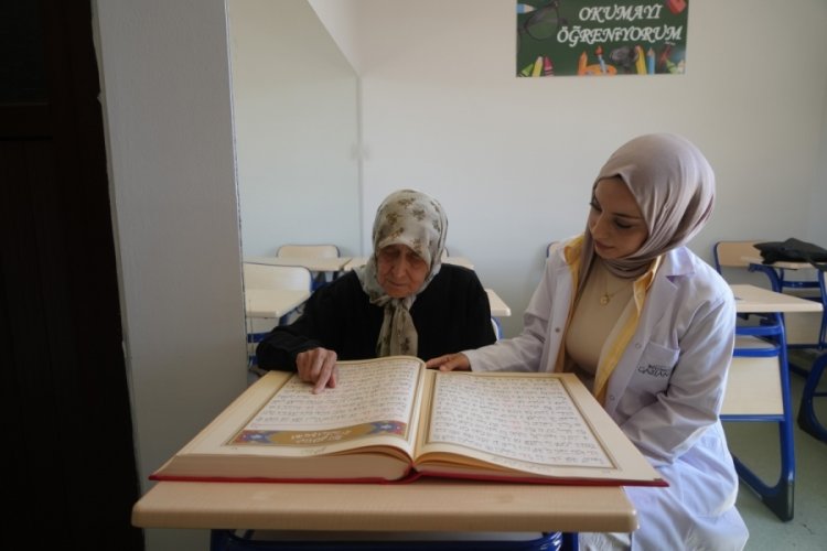 87 yaşında Kur'an-ı Kerim okumayı öğrendi