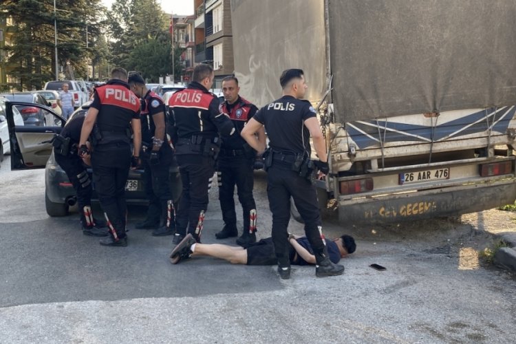 Polisin 'dur' ihtarına uymadı! Camdan terazi attı...