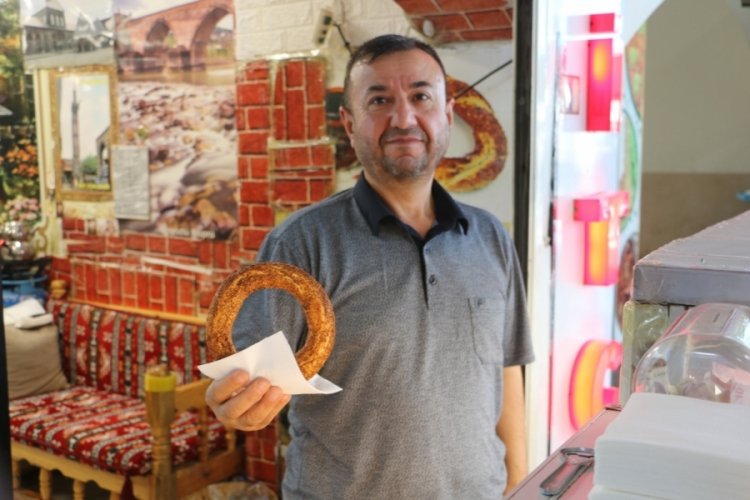 İhtiyaç sahipleri 6 yıldır bu tezgahtan ücretsiz simit ve su alabiliyor