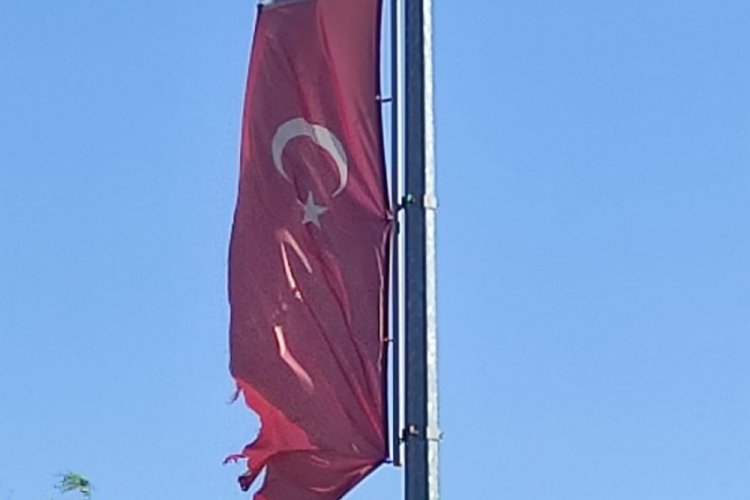 Bursa'ya yakışmayan görüntü! Türk bayrağının hali tepki çekti...