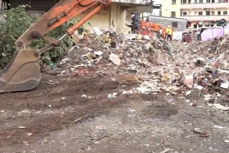 Hindistan'da 4 katlı binanın çökmesi sonucu 17 kişi can verdi