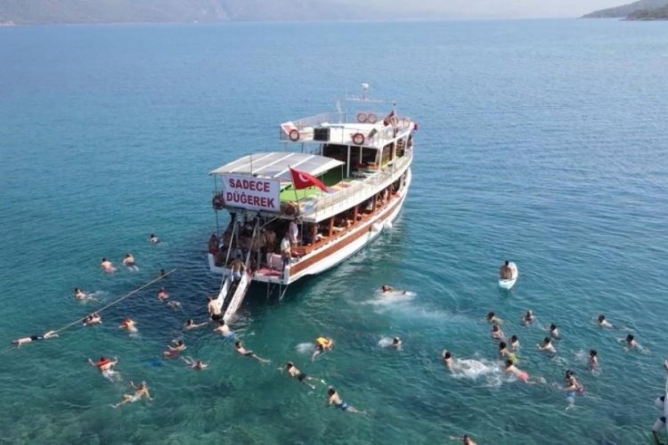 Mahalleliden denizin ortasında davul zurnalı eğlence