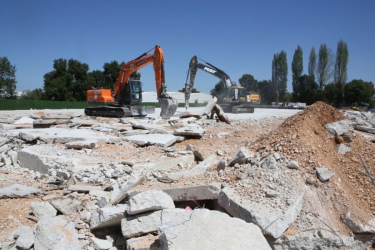 Bursa'da 2 kaçak yapı temel aşamasındayken yıkıldı!