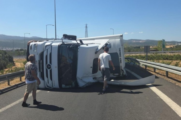 Bursa'da tır devrildi! Yol trafiğe kapandı...