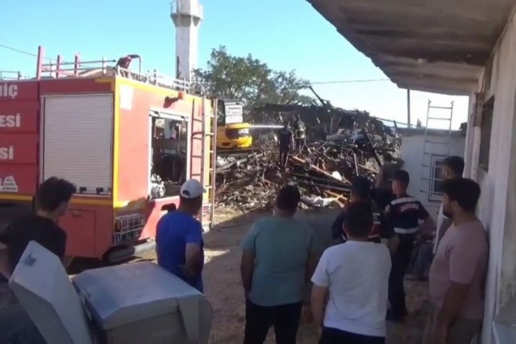 Çanakkale'de çıkan yangında imamın evi yandın