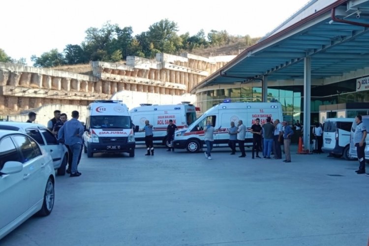 İki aracın kafa kafaya çarpıştığı kazada yaralı sayısı artıyor...
