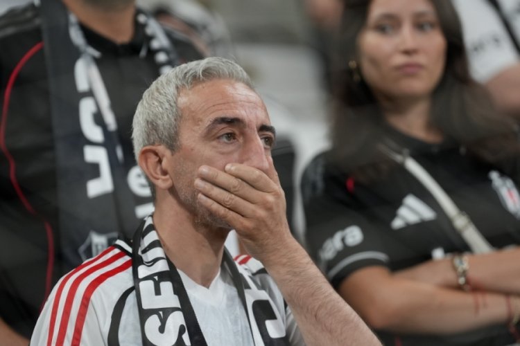 Dolmabahçe'de taraftarlardan protesto 