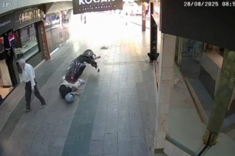 Bursa'da takla atan motosiklet yayaya çarptı! O anlar kamerada...