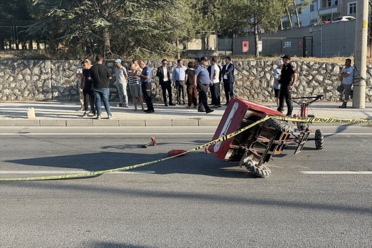 Tarım aracı ile iki otomobilin kazasında 1 kişi hayatını kaybetti