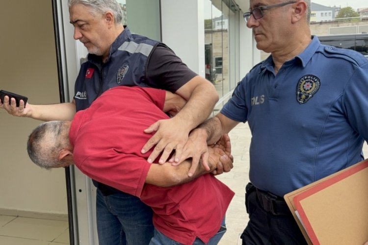 Tramvayda genç kadının fotoğraflarını çeken şahsa meydan dayağı