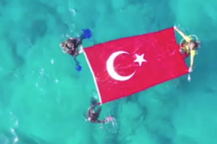Deniz altında işaret diliyle İstiklal Marşını okudular