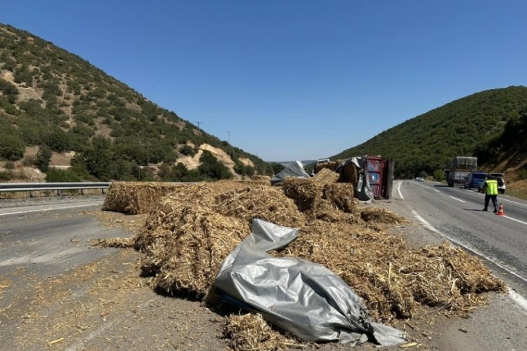 Çorum'da balya yüklü tır devrildi: 1 yaralı