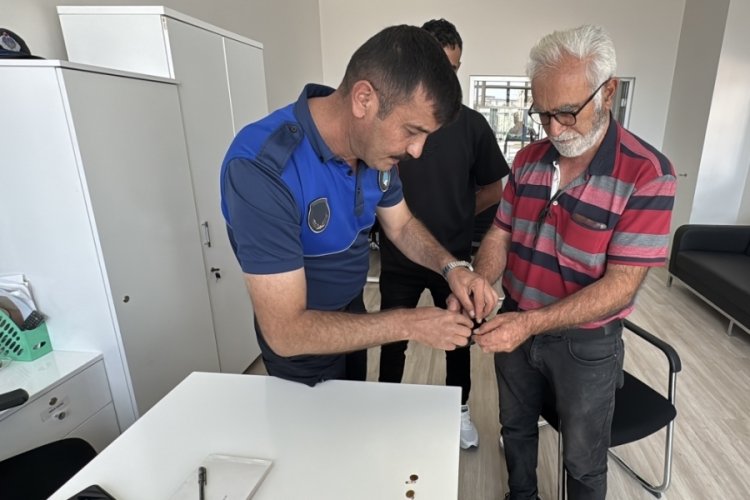 İnsanlık ölmemiş dedirten olay! Yolda bulduğu altınları sahibine teslim etti...