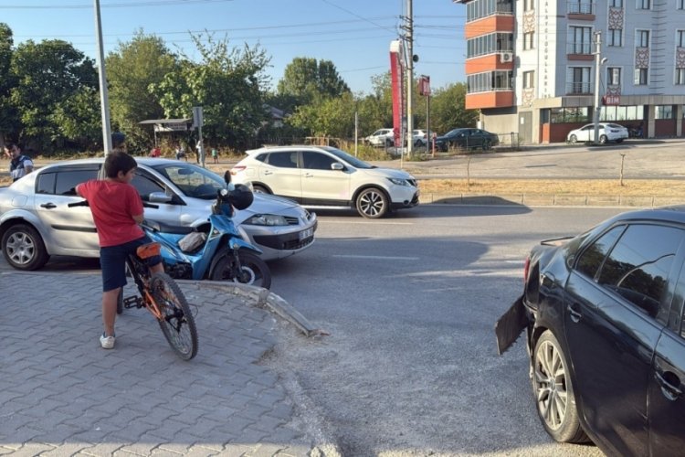 Yayaya yol vermek istedi, 3 araç birbirine girdi