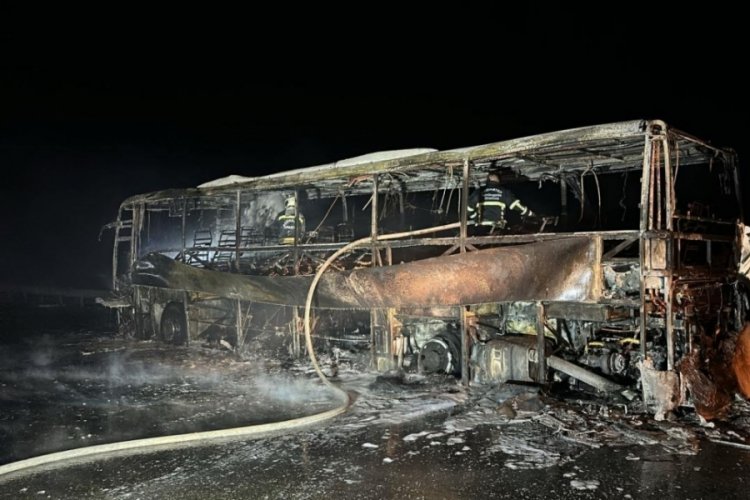 Seyir halindeki yolcu otobüsü alev alev yandı
