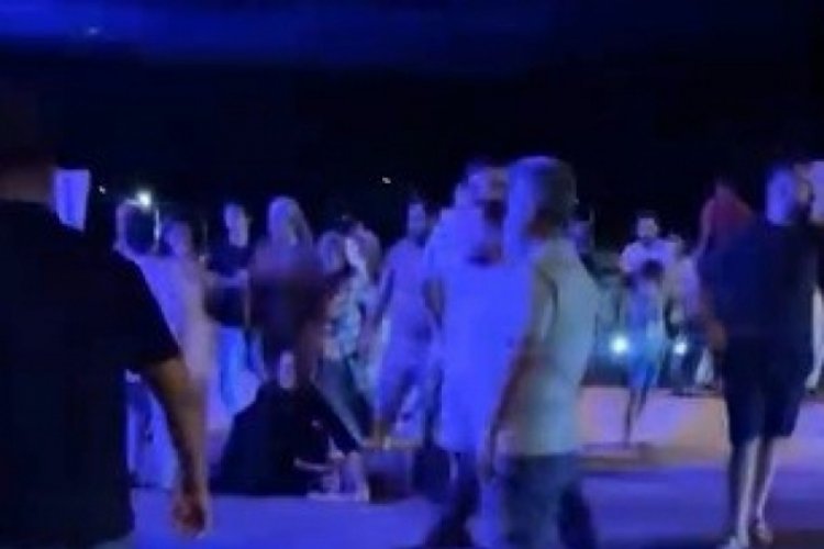 Yolun karşısına geçmeye çalışan anne ve kız çocuğuna otomobil çarptı