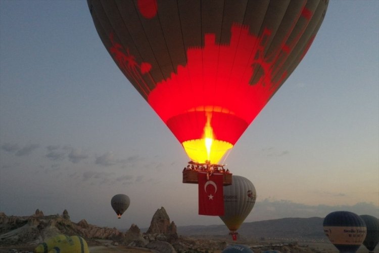 Kapadokya'da balonlar Türk bayraklarıyla uçtu