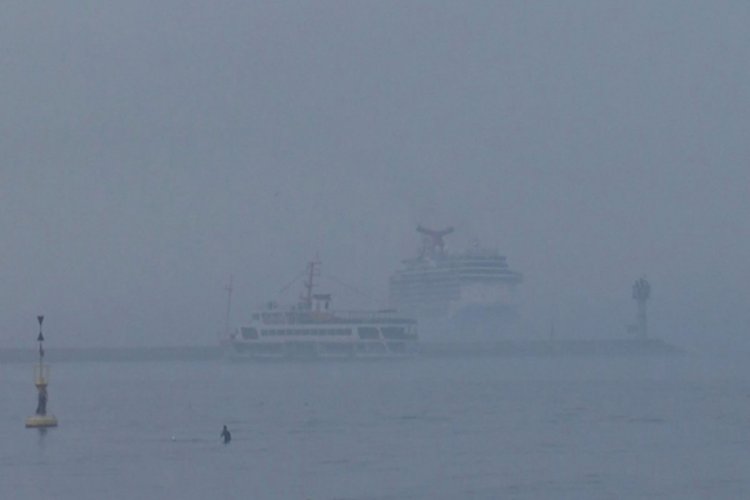 İstanbul Boğazı'nda sis etkili oluyor 