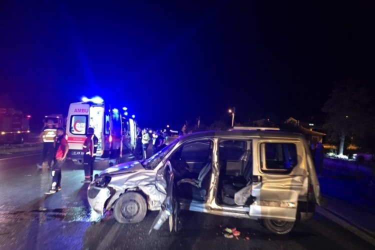 Otomobillerin çarpıştığı kazada 1 kişi öldü, 2 kişi yaralandı