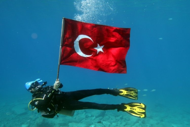 Deniz dibinde Türk bayraklı 30 Ağustos kutlaması