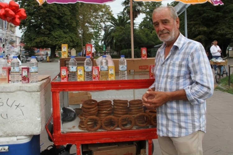 Nefesi türkülere yetmedi, Tarihi Köprü'de simit satıyor