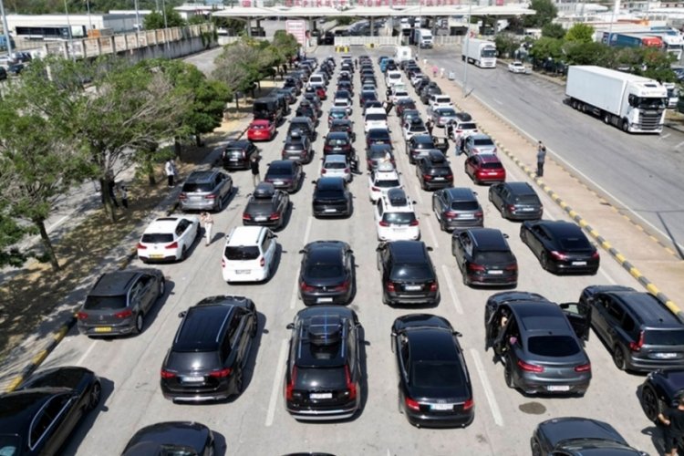 Kapıkule'de dönüş trafiği: Gurbetçiler sınır kapılarını doldurdu
