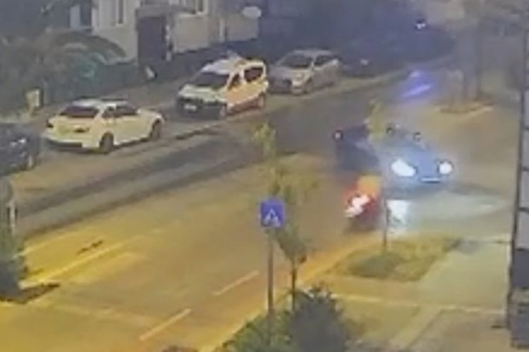 Bursa'da genç motorcunun kaza anı kameralara böyle yansıdı!