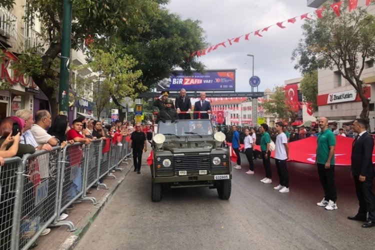 Zafer Bayramı'nda vali ve başkandan coşkulu selamlama