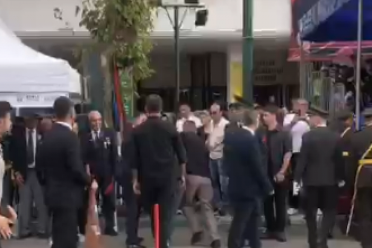 Bursa'daki 30 Ağustos etkinliklerinde olay!  Yaka paça gözaltına alındı...