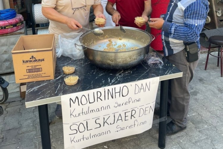 Bursa'da Mourinho ile Solskjaer'in gidişlerini helva dağıtarak kutladılar!