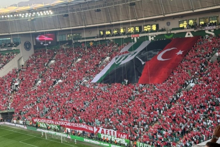Bursaspor taraftarından muhteşem 30 Ağustos kutlaması! 