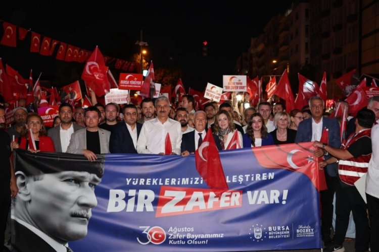 Bursa'da Zafer Bayramı'nda fener alayı coşkusu!
