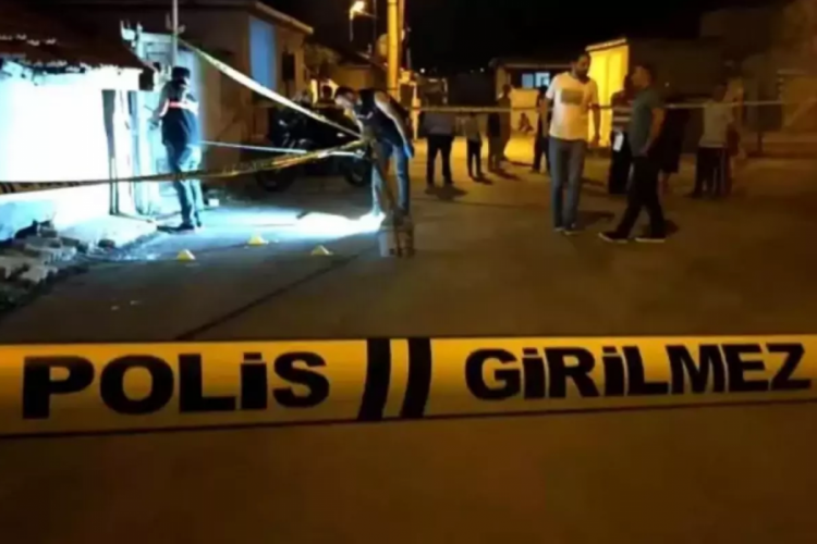 Eşine sinirlenip sokak ortasında canına kıydı!