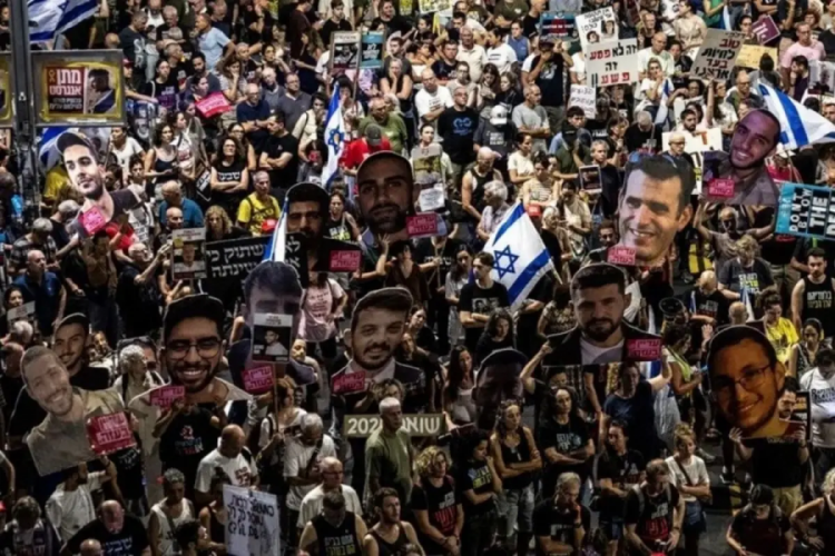 İsrail'de on binlerce kişi Netanyahu hükümetini protesto etti
