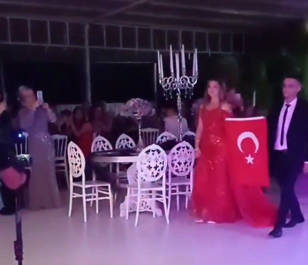 Bursa'da bir düğünde gelin ve damattan anlamlı çıkış!