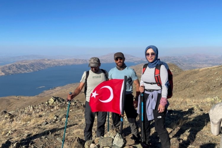 Türk Bayrağı Hazarbaba Dağı zirvesinde dalgalandı 