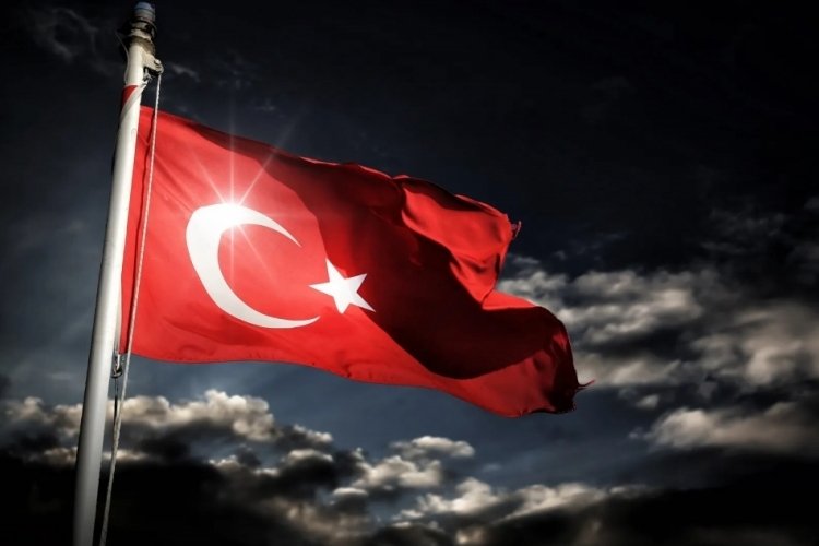 Bayrağı göndere çekmek ne demek? Göklere çekmek yanlış mı? İşte doğru kullanım...