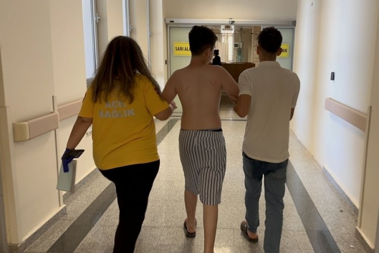 Çocuk havuzda ayağı kayarak yaralandı 