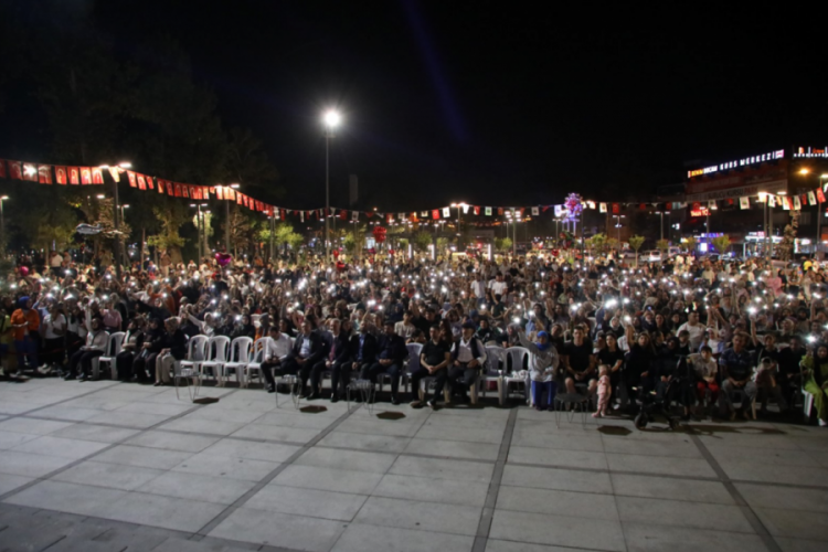 İnegöl Zafer Bayramını Riva Orkestrasıyla kutladı 