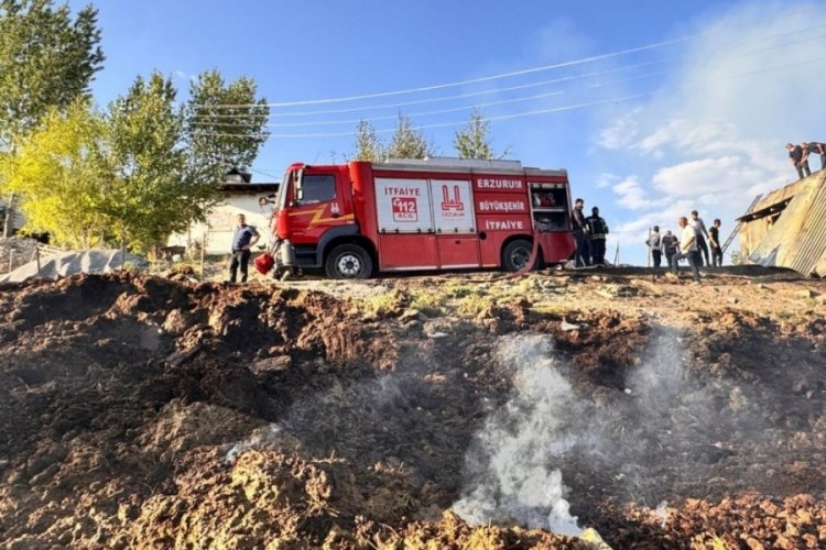 Erzurum'da kırsal mahallede evde çıkan ve bitişik evlere sıçrayan yangına müdahale ediliyor
