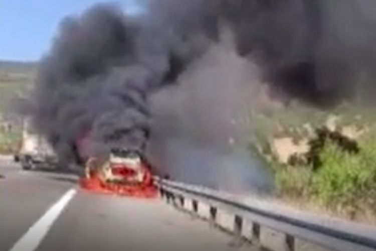 Ankara'da otomobilde başlayan yangın ormanlık alana sıçradı