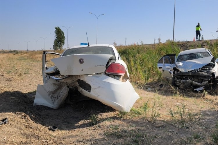 Kazaya müdahale eden polis aracına çarpan otomobildeki 4 kişi yaralandı 