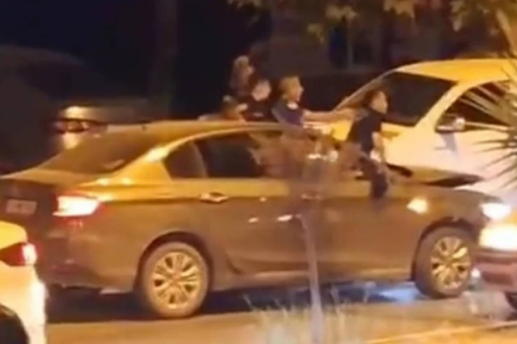 Anne ve babasını dövdü! Polisten kaçarken 1 kişi rehin aldı...