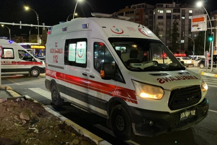 Ambulans, otomobille çarpıştı: 3 yaralı var...