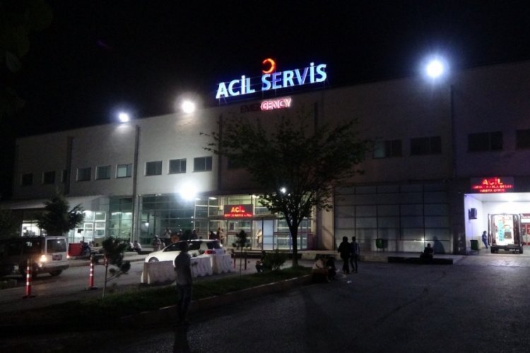 Husumetlilerin silahlı ve bıçaklı kavgasında 3 kişi yaralandı 