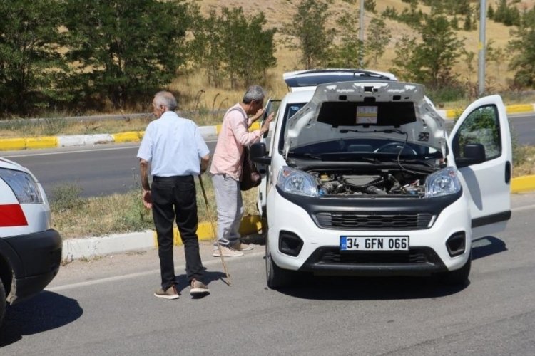 Hafif ticari araç ile otomobil çarpıştı: 6 yaralı