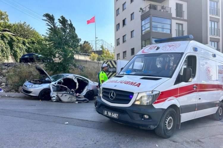 Otomobil ile servis minibüsü kafa kafaya çarpıştı: 12 yaralı